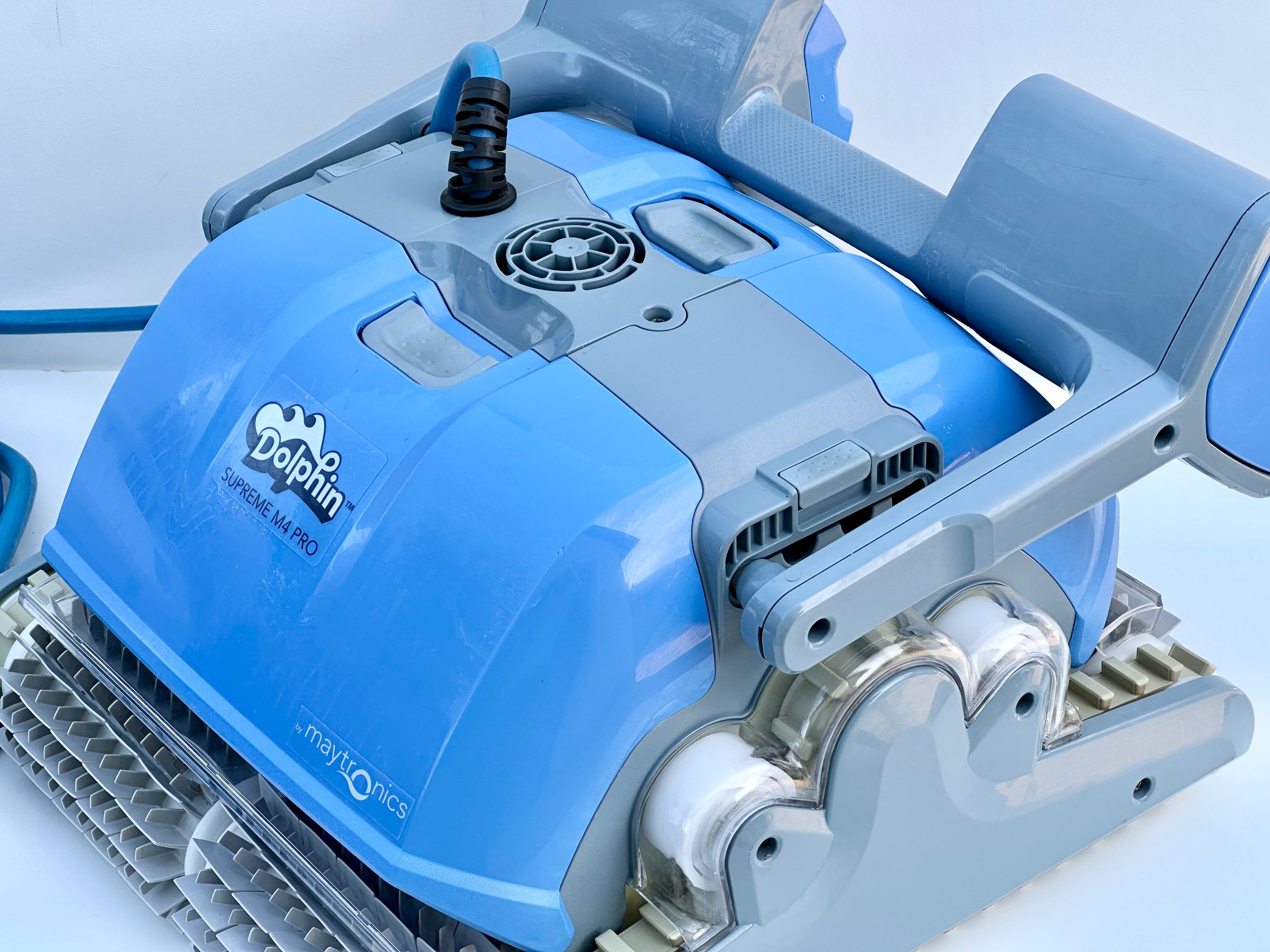 Dolphin Supreme M4 PRO Pool Robot