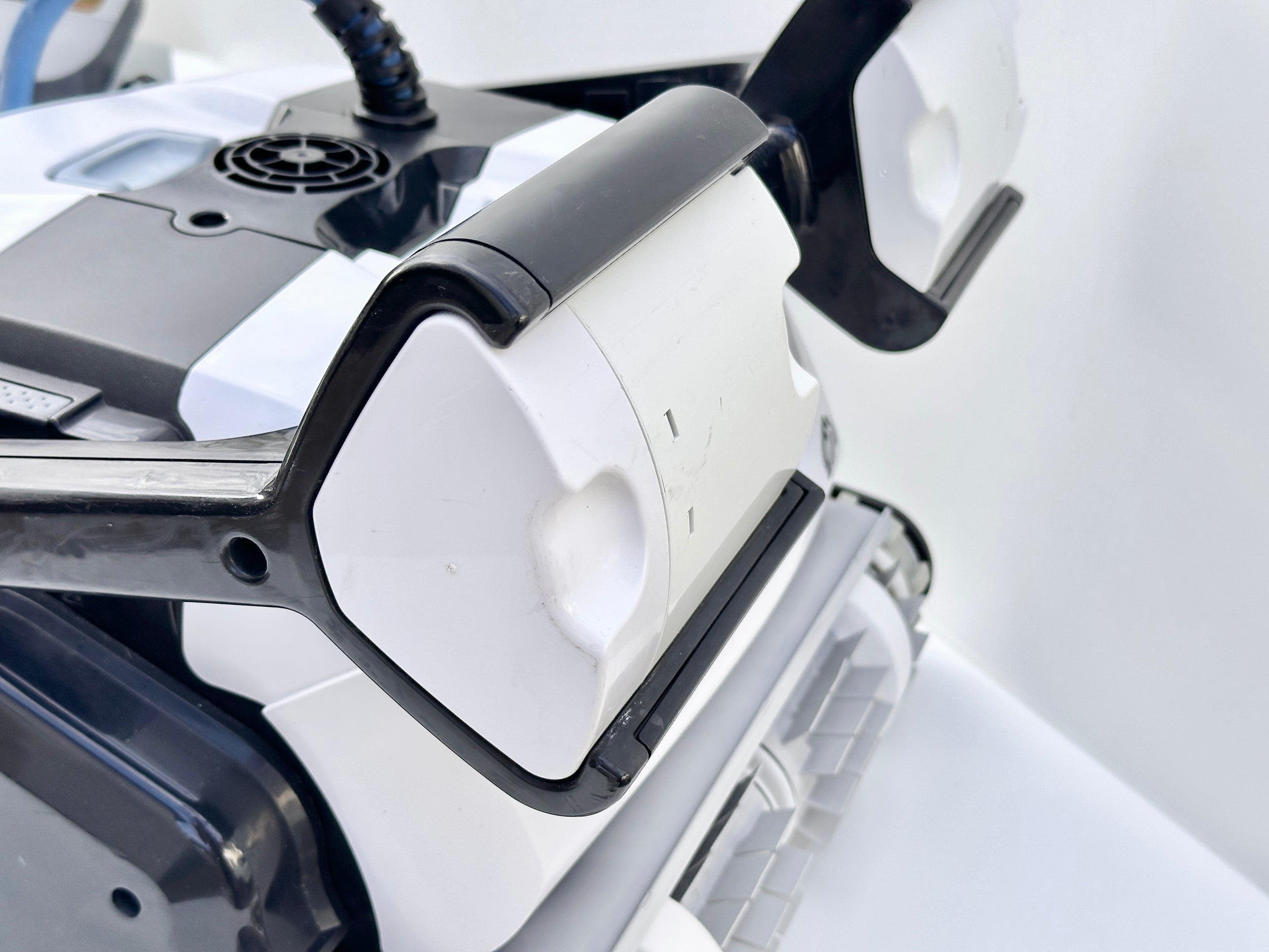 Dolphin Maytronics PS60 Wi-Fi IoT Pool Robot