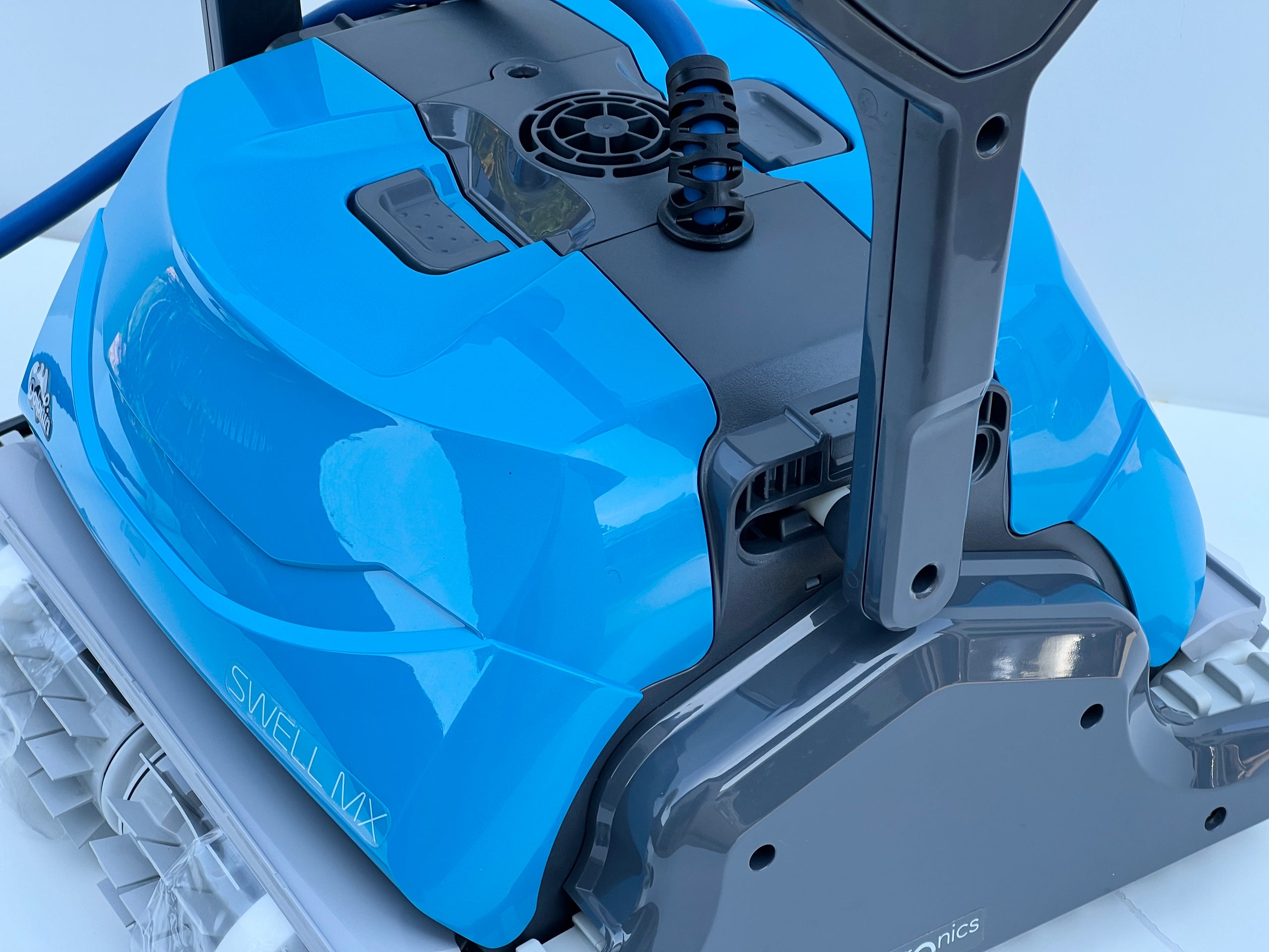 Dolphin Swell MX Wifi Iot Pool Robot (M500)